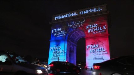 L'Arc de Triomphe est illuminé pour accueillir le Mondial de handball masculin