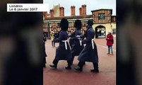 Un garde britannique rompt son tour de garde pour un enfant