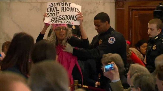 L'audition du ministre de la Justice de Trump perturbée par des manifestants antiracistes