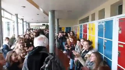 700 élèves ont fait une haie d'honneur pour le meilleur professeur qu'ils ont eu !
