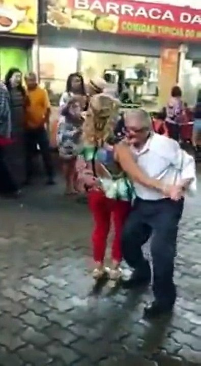 CAINDO NA DANÇA