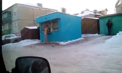ШОК!! ГОЛЫЙ ЧУВАК ГУЛЯЕТ ПО ГОРОДУ! ЖЕСТЬ! ПОСМОТРИ!!