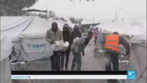 Sous la neige, les migrants de Lesbos craignent de mourir de froid