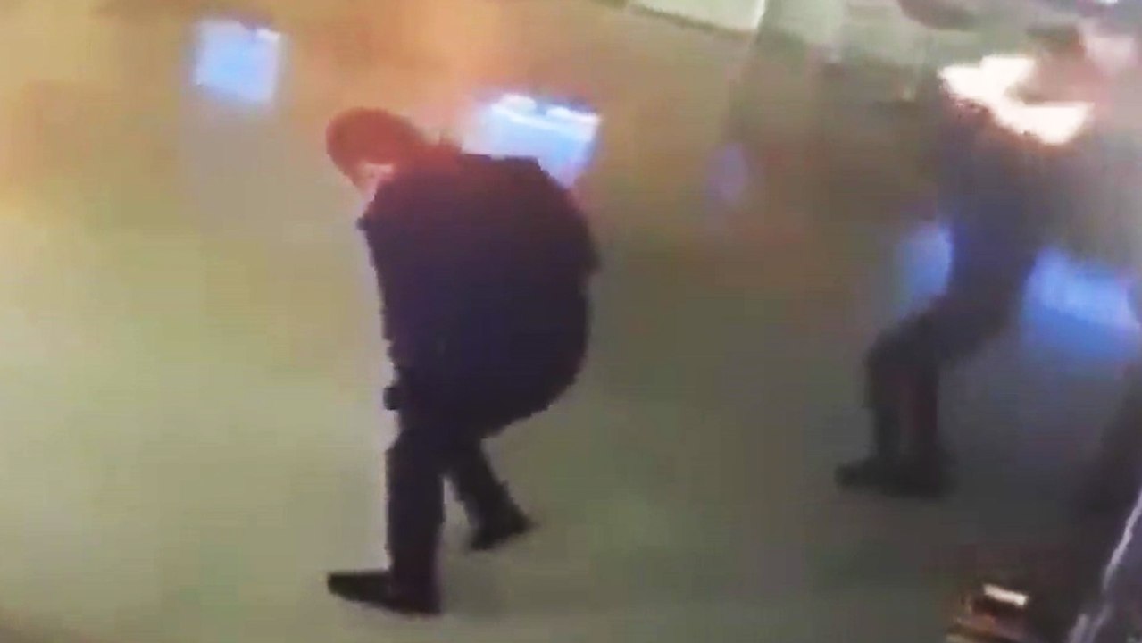 Un homme brûle les cheveux de son ex-femme en sortant du tribunal