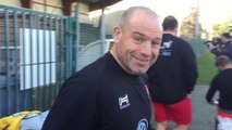 Richard Cockerill foule la pelouse de Berg avec les joueurs du RCT