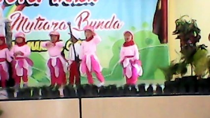 Ayo Pada foto dulu ya... lho kok malah nangis ..._____