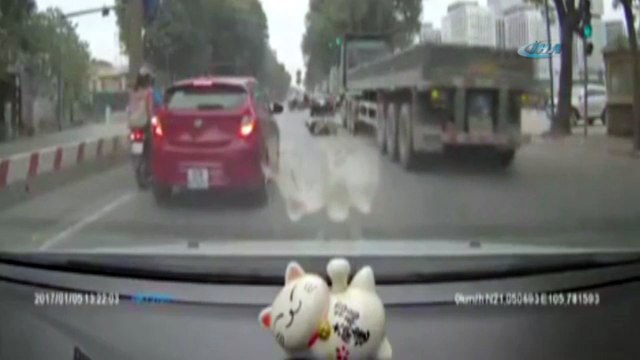 Tırın altından böyle sağ çıktı