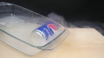 Briser une canette de Pepsi congelée à l'azote liquide