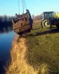 انتشال سياره من النهر انظر موجود بداخل