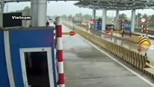 Kontrolü yitirilen TIR gişeye girdi