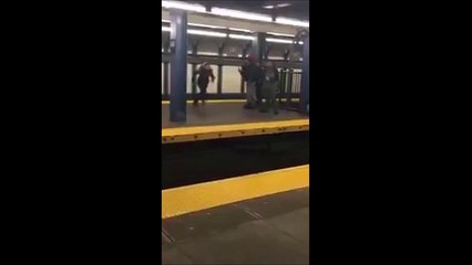 Download Video: Elle voulait juste sauter au dessus des voies du métro ! Raté...