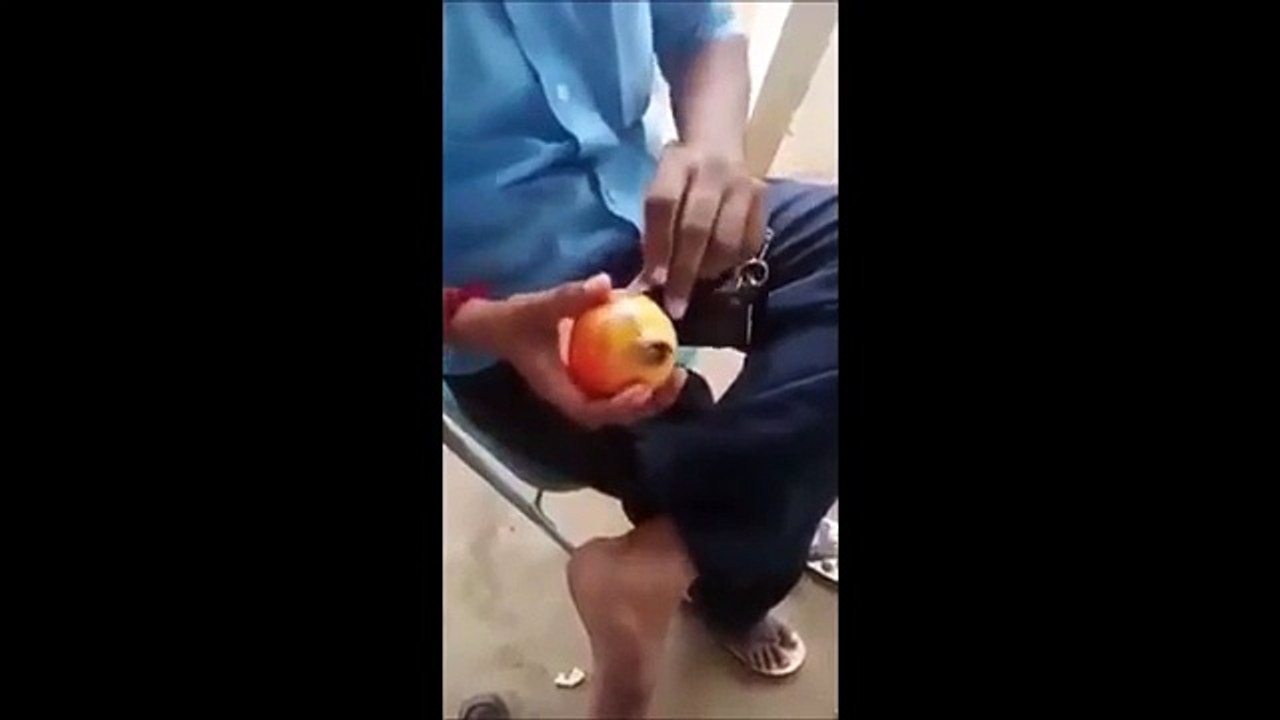 انار کھانا کبھی اتنا آسان نہ تھا ...انار کھانے کا وہ طریقہ جو آپ کی مشکل آسان کر دے ..