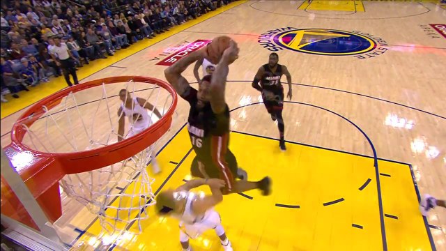 James Johnson dunke sur Stephen Curry