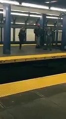 Elle tente de sauter au dessus d’une voie de métro