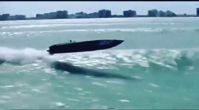 Un Hors-bord avale les vagues comme des chocolatines