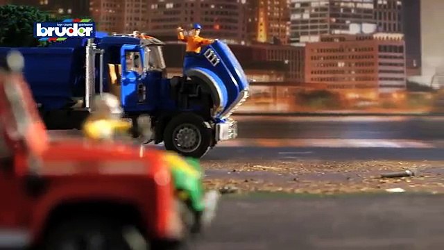 ИГРУШКА BRUDER - джип Полиция Wrangler Unlimited Rubicon + фигурка полицейского, М1 16 (02526)