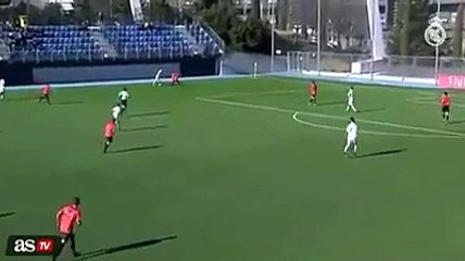 Le dribble coup du sombrero génial de Theo Zidane