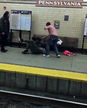 Deux hommes se battent sur la quai du métro mais finissent par faire la paix...