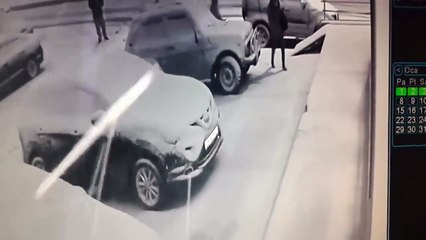 Des femmes en talons tombent l’une après l’autre à cause du verglas