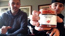 Deux amis tentent de manger le piment le plus fort du monde