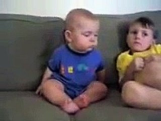 Приколы с детьми Веселый ребёнок пытается не уснуть  забавный малышСмех до слез