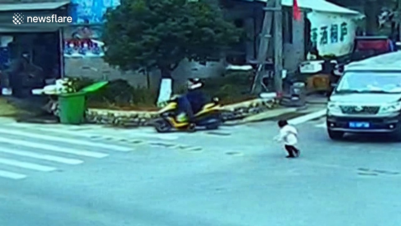 Toddler left at intersection reunited with mother in east China