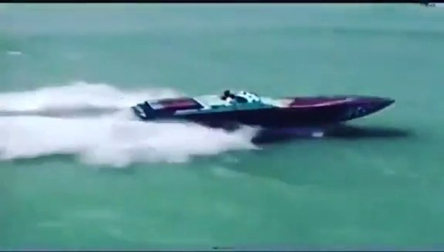 Fou, regardez les sauts que fait ce Hors-bord sur les vagues