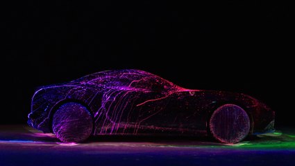 Cet artiste asperge une Ferrari avec de la peinture