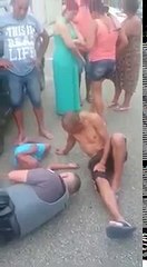 Un policier se couche sur le bitume pour rassurer un enfant qui a été heurté par une voiture !