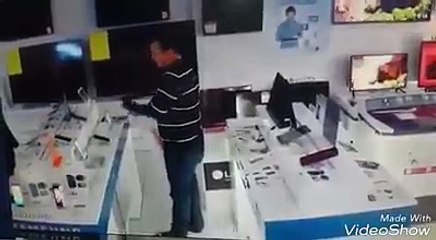 ‪Voler un téléphone سرقة الهاتف بطريقة سخيفة‬‏