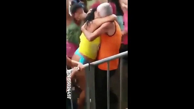 Un papy totalement raide devient complètement déluré avec une danseuse prise au hasard dans une rave party