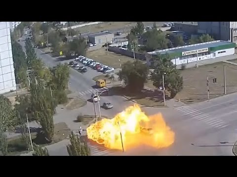 Compilation d accident de la route!! Camion, voiture, moto, piéton, Choc frontal...