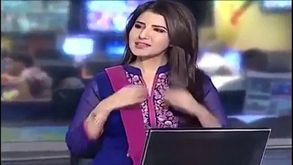 شاهد موقف محرج لـ مذيعة لم تنتبه أنها على الهواء .. موقف محرج للغاية