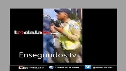 Coronel se enfrenta a agentes de AMET; "Si se llevan la guagua eplotale la goma-Ensegundostv-Video
