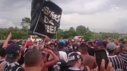 Organizada do Corinthians protesta contra presidente e Andrés no CT