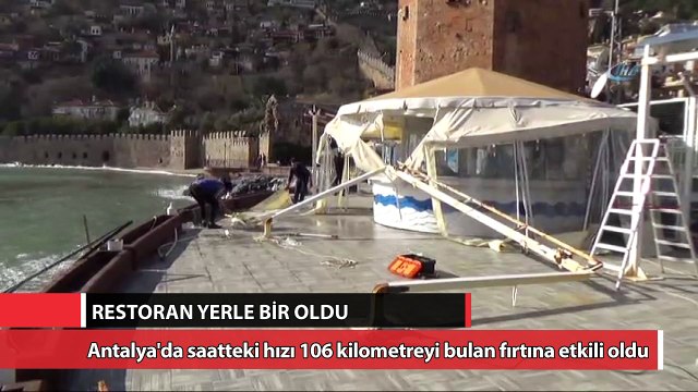 Dev dalgalar bir restoranı yerle bir etti