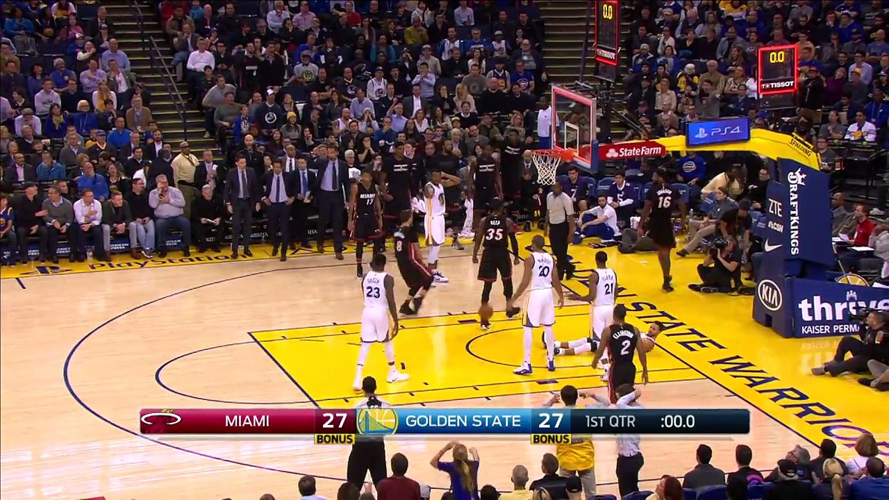 James Johnson dunk sur la tête de Stephen Curry