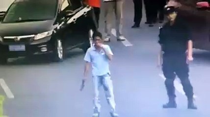 Un homme armé se fait maîtriser par un flic