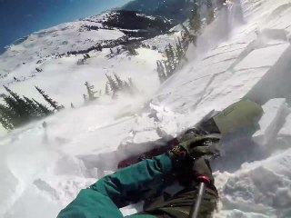 Le snowboardeur Tom Oye pris dans une impressionnante avalanche