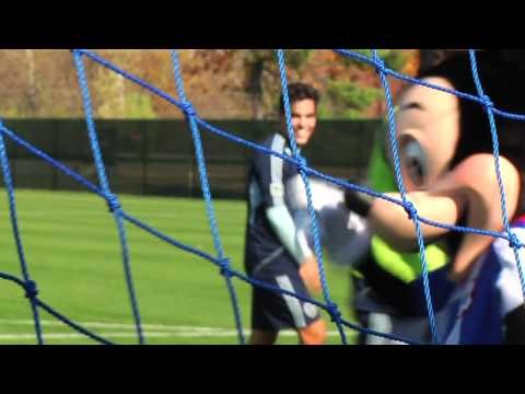 Omar Bravo anota gol a Mickey Mouse / Omar Bravo scores against Mickey Mouse