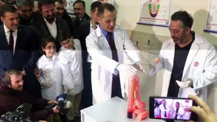 Cem Yılmaz, çocuklarla deney yaptı