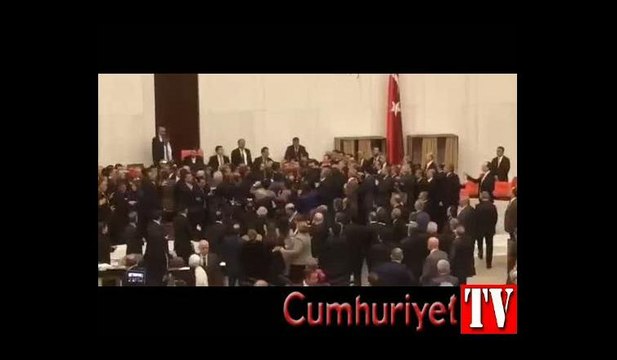 Anayasa değişiklik teklifinin üçüncü maddesi kavgayla geçirildi