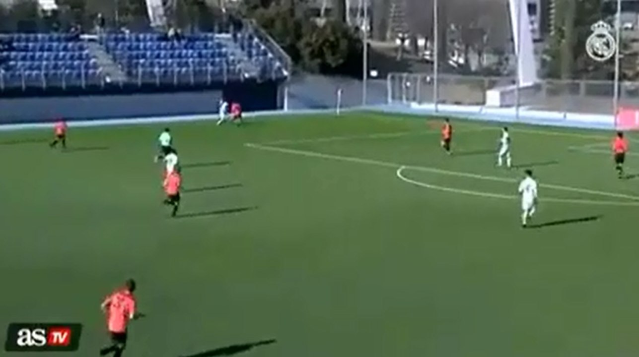 Theo Zidane humilie son adversaire avec un dribble.