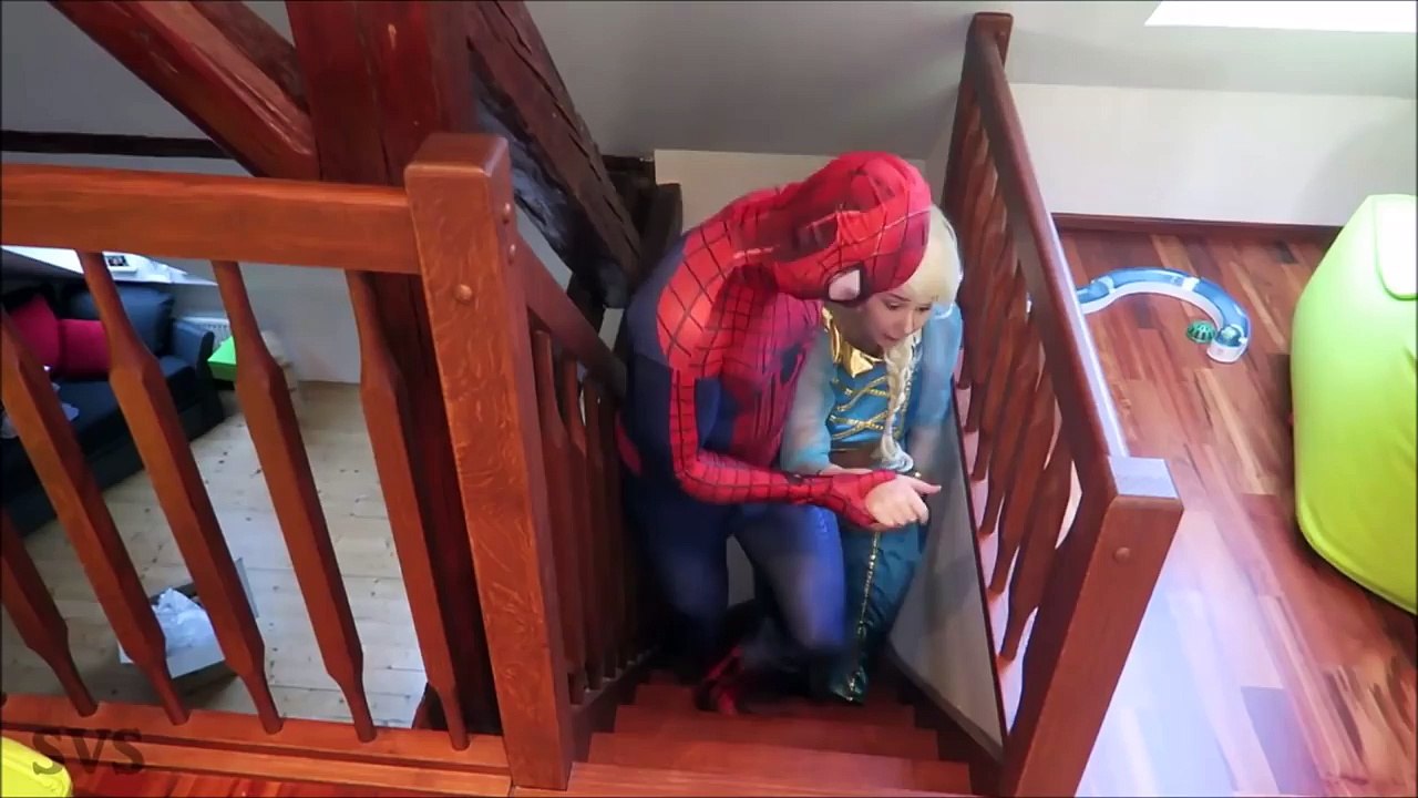 GRÁVIDA FROZEN ELSA PRANK vs HOMEM-ARANHA HULK DOUTOR