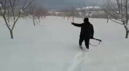 KARIN İÇİNDE YATAN TAVŞANI ELLERİYLE CANLI CANLI YAKALADI