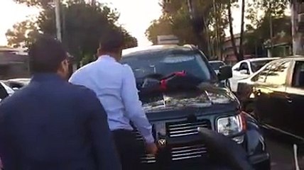 as policia nuk mundi ta shpëtojë nga burri i tërbuar