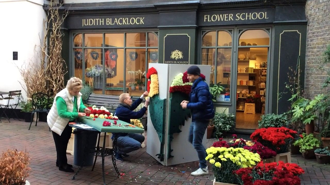 Rooster of carnations arrives in Chinatown