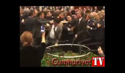 Anayasa değişiklik görüşmelerinde CHP kürsüyü işgal etti, kavga çıktı