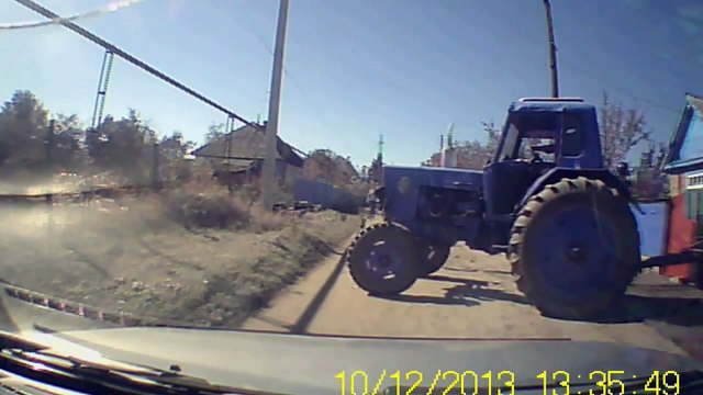 ЖЕСТЬ! БАБЫ ПРОТИВ ТРАКТОРА! СМОТРЕТЬ ВСЕМ!Tin! BABA AGAINST THE TRACTOR! VIEW ALL!