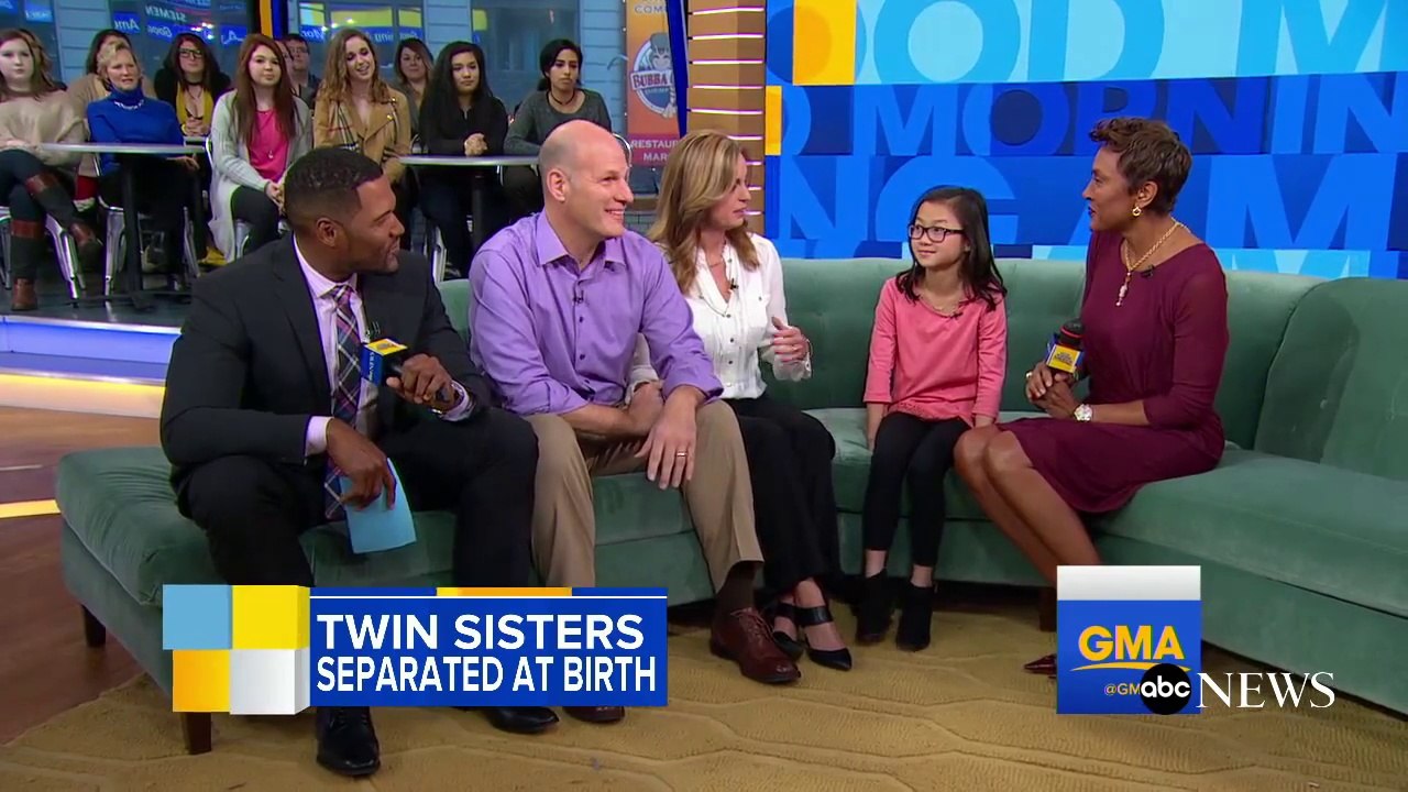 2 soeurs jumelles adoptées se rencontrent pour la première fois à 8 ans